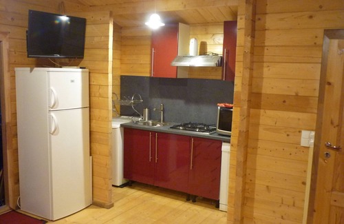 Neschers Chalet De Esquí | LOCALIZACIÓN CHALET DE MADERA GRANJA EN LA NOCHE CIERRA EN NATURALEZA