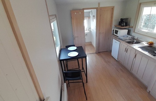 Roscanvel Chalet De Esquí | Chalet de madera con vistas al mar, amplio jardín.