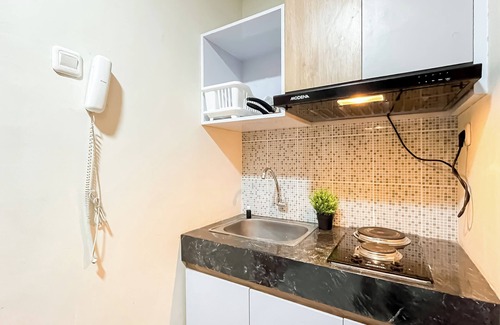 Pondokcina Apartamento | Wooden Nest 2Br Without Living Room At Evenciio Margonda Apartment