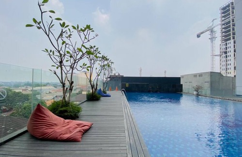 Pondokcina Apartamento | Wooden Nest 2Br Without Living Room At Evenciio Margonda Apartment