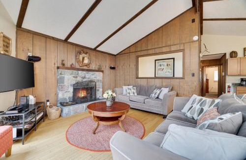 Lake Harmony Estates Casa | Woodland Escape-0.6Mile to Lake Beach Pet Friendly