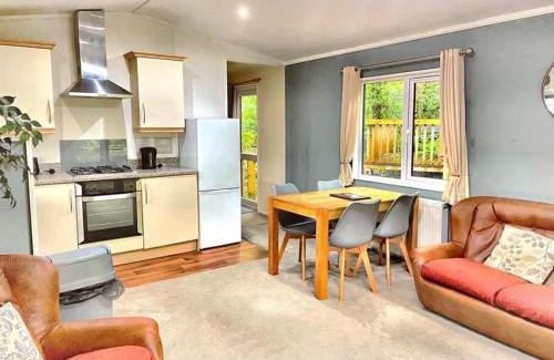 Llanybri Chalet De Esquí | Woodland View -Hot Tub-Tenby-Carmarthen-St Clears