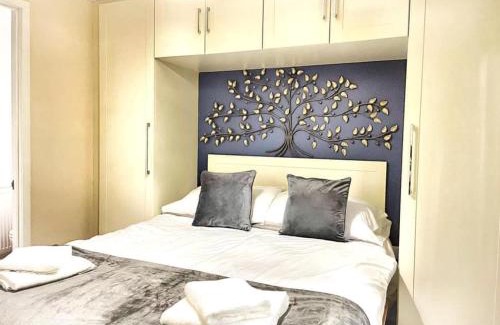 Llanybri Chalet De Esquí | Woodland View -Hot Tub-Tenby-Carmarthen-St Clears