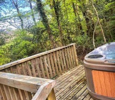 Llanybri Chalet De Esquí | Woodland View -Hot Tub-Tenby-Carmarthen-St Clears