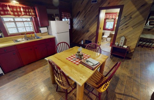 Laurelville Cabina | Cabaña de madera-Baño privado-Romántico-Vista al bosque-Red Log Cabin