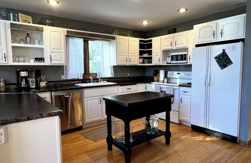 Finlayson Chalet De Esquí | Woodland Wonderland: 40 acres, a Home, a Cabin, & a Pond