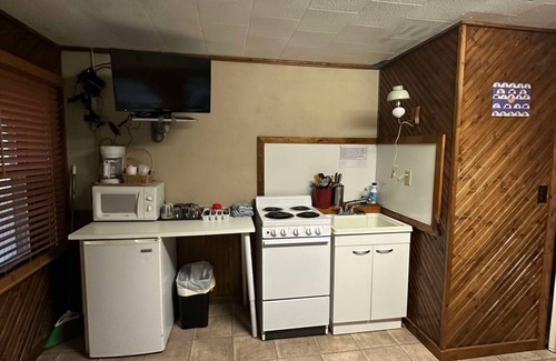 Alma Hotel | Woodlands Motel Retreat next to the Mississippi River