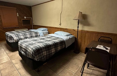 Alma Hotel | Woodlands Motel Retreat next to the Mississippi River