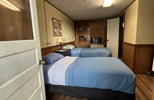 Alma Hotel | Woodlands Motel Retreat next to the Mississippi River