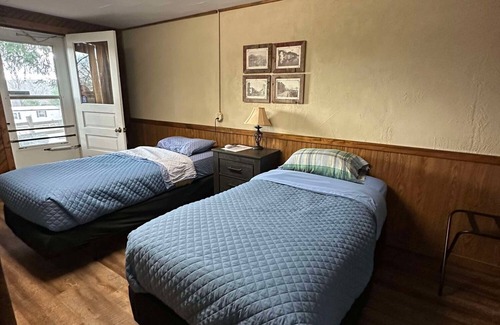 Alma Hotel | Woodlands Motel Retreat next to the Mississippi River