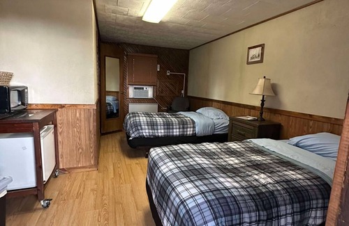 Alma Hotel | Woodlands Motel Retreat next to the Mississippi River