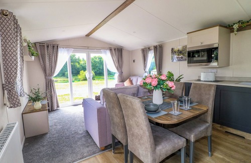 Swannington Cabaña | WOODPECKER LODGE, family friendly, with hot tub in Coalville