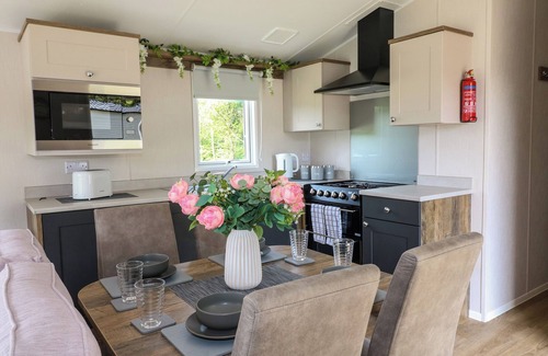 Swannington Cabaña | WOODPECKER LODGE, family friendly, with hot tub in Coalville