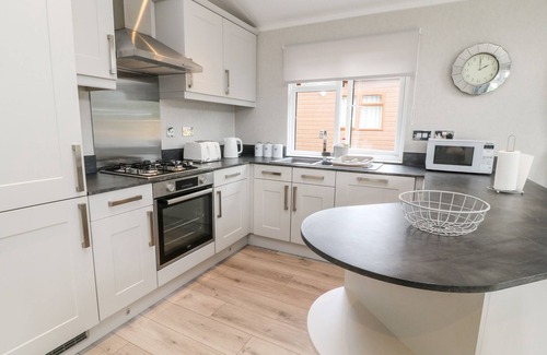 Black Torrington Cabaña | WOODPECKER LODGE, pet friendly in Sheepwash