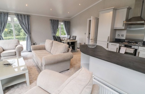 Black Torrington Cabaña | WOODPECKER LODGE, pet friendly in Sheepwash