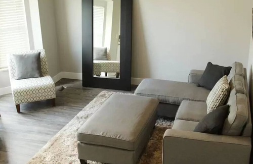 Woods Cross Casa | Woods Cross House · Moderno recientemente renovado de 4 habitaciones con garaje para 2 autos