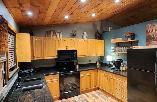 Murphy Cabina | WOODS UPON A TIME: Lavish Hilltop Cabin w/Fishing Pond