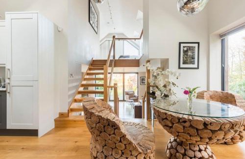 Cleeve Casa | Woodside Lodge, surrounded by woodland and beautiful gardens