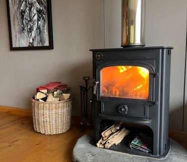 Cleeve Casa | Woodside Lodge, surrounded by woodland and beautiful gardens