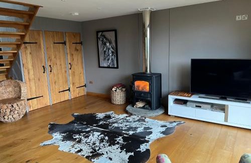 Cleeve Casa | Woodside Lodge, surrounded by woodland and beautiful gardens