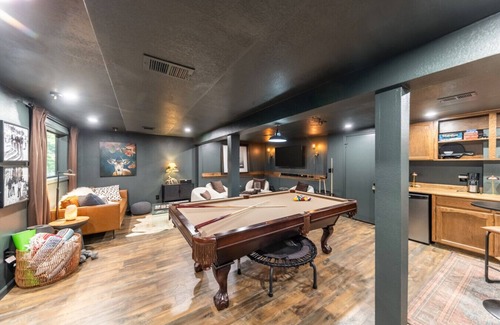 Munds Park Cabina | Woodsy 4BR Retreat w/ Hot Tub | Near Trails