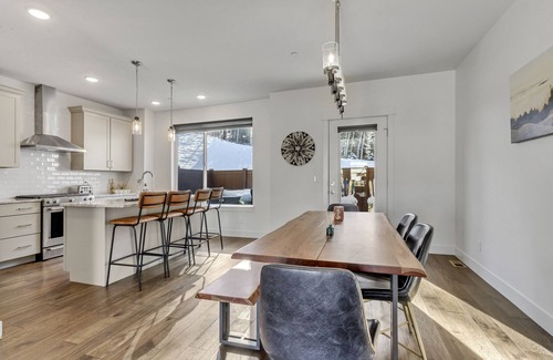 Summit Park Casa | Woodward Luxury - Hot Tub! Trails/Nature from the back patio