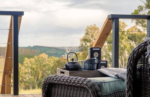 Kangaroo Gully Chalet De Esquí | Woora - Hills Kissed by Golden Sunrise as you awaken to a world kissed by dawn at Woora (Noongar for "far, far away").