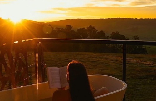Kangaroo Gully Chalet De Esquí | Woora - Hills Kissed by Golden Sunrise as you awaken to a world kissed by dawn at Woora (Noongar for "far, far away").