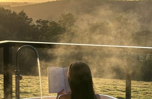 Kangaroo Gully Chalet De Esquí | Woora - Hills Kissed by Golden Sunrise as you awaken to a world kissed by dawn at Woora (Noongar for "far, far away").