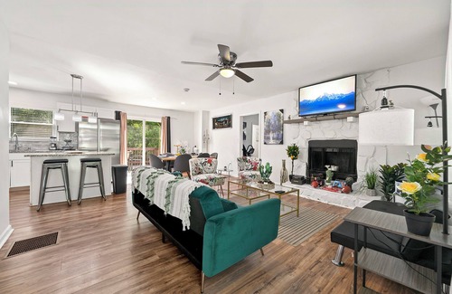 Austell Casa | '72 Atlanta Vintage Charm, Work/Play Ready for 10