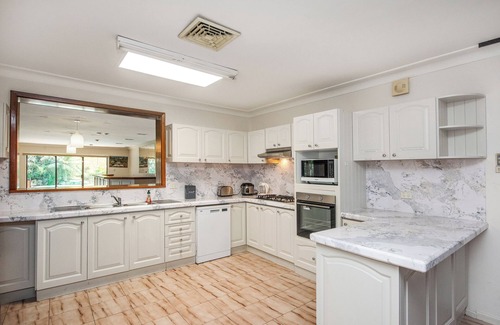 Forrestfield Casa | Work or Play or Weddings: Huge House, Pool, Shops & Near Airport