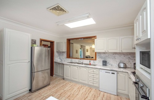 Forrestfield Casa | Work or Play or Weddings: Huge House, Pool, Shops & Near Airport