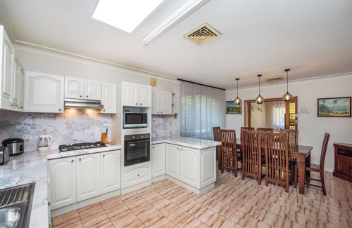 Forrestfield Casa | Work or Play or Weddings: Huge House, Pool, Shops & Near Airport