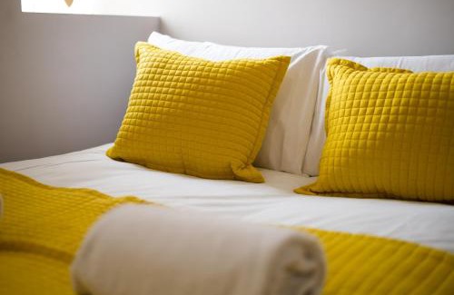 Gorseinon Apartamento | Work Stay - Kitchen - Dining & Free Parking