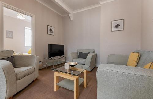 Gorseinon Apartamento | Work Stay - Kitchen - Dining & Free Parking