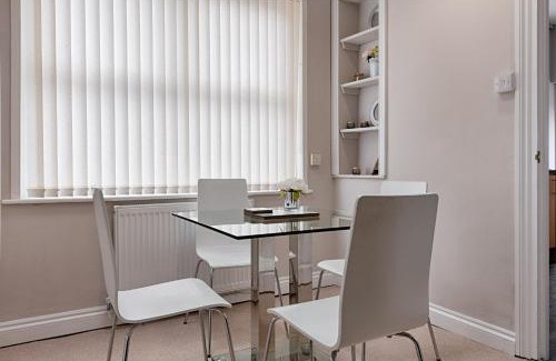 Gorseinon Apartamento | Work Stay - Kitchen - Dining & Free Parking