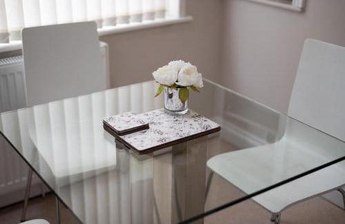 Gorseinon Apartamento | Work Stay - Kitchen - Dining & Free Parking