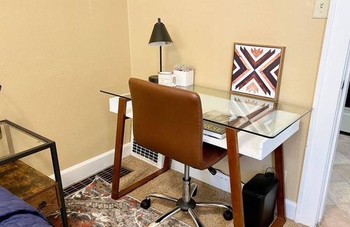 Minot Apartamento | 🐞 Workstation + 65" Smart TV + Laundry + Free Wi-Fi