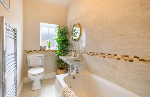 Saltaire Village Casa | World Heritage Saltaire Stylish Cottage