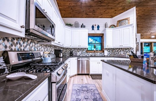 Broken Bow Cabina | Worth the Wait ~ Riverfront cabin with hot tub, game room, play set and views!