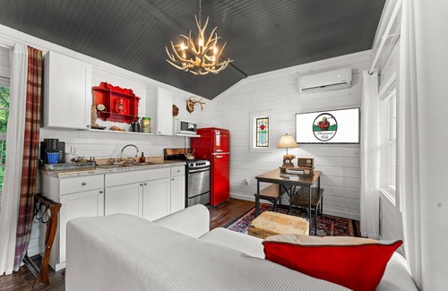 Blue Eye Cabina | Wow! Creekside Studio with Scenic Porch Views