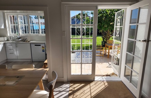Freshwater Casa | WOW House, King Beds, Huge Yard, New Reno, Close to Beaches, Transport, Parks