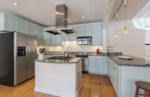 Buena Park Condominio | Wrigleyville Hogar lejos del hogar! ¡A 5 minutos del centro! A pasos del lago !! ¡Acogedor!