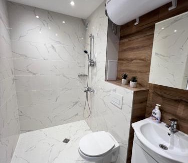 Studentski Grad Apartamento | Wroclaw Colorful and Cosy Apt near UNSS and NSA w WiFi