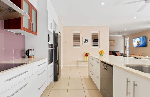 Wurtulla Casa | Wurtulla Beach Home 5 bedroom home 2 minutes from the patrolled beach
