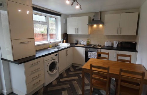 Abercwmboi Cabaña | Wyndham House for 6 for Brecons and Bike Park Wales