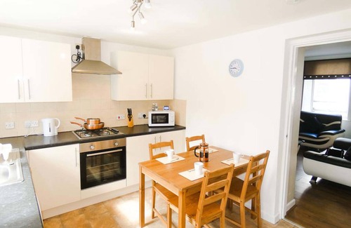 Abercwmboi Cabaña | Wyndham House for 6 for Brecons and Bike Park Wales