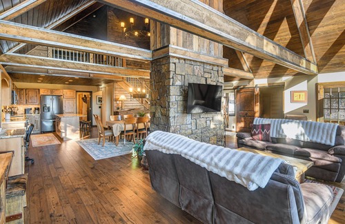 Star Valley Ranch Cabina | Wyoming Cabin w/ Hot Tub & Mountain-View Deck