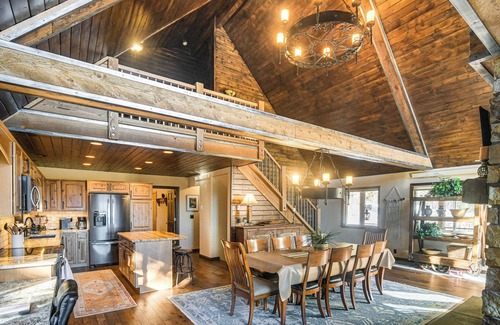 Star Valley Ranch Cabina | Wyoming Cabin w/ Hot Tub & Mountain-View Deck