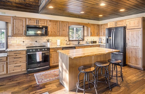 Star Valley Ranch Cabina | Wyoming Cabin w/ Hot Tub & Mountain-View Deck